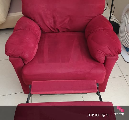 כורסה אדומה עם הדום נשלף על רצפת אריחים